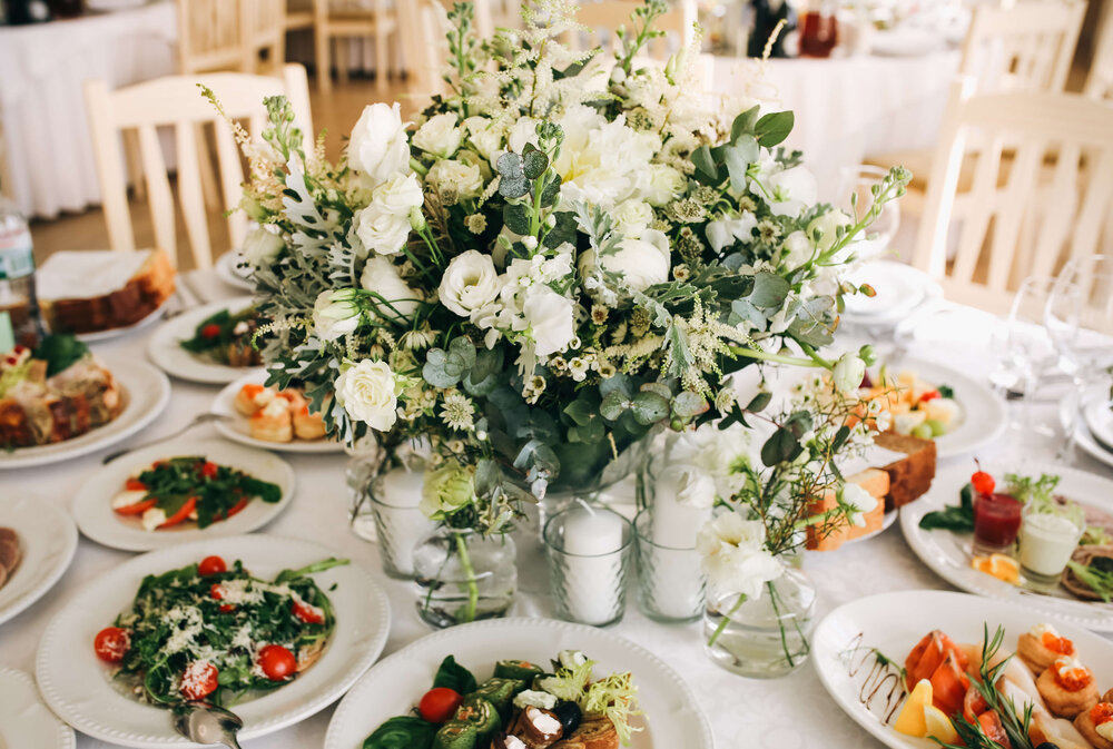 Wedding+table+with+food+and+flower+centerpiece